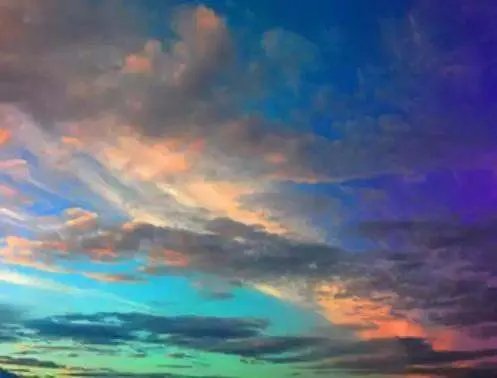 北京同时出现日晕和七彩云，这种现象是如何产生的？