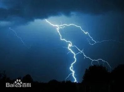 天空中有一朵云在不停的闪电，怎么回事