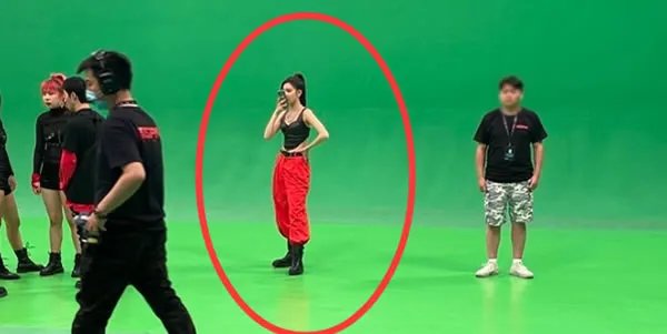 宋妍霏分手当日片场状态