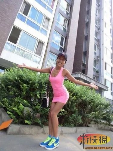 32郎激吻丁少华 《中国好声音》幕后照亲如家人