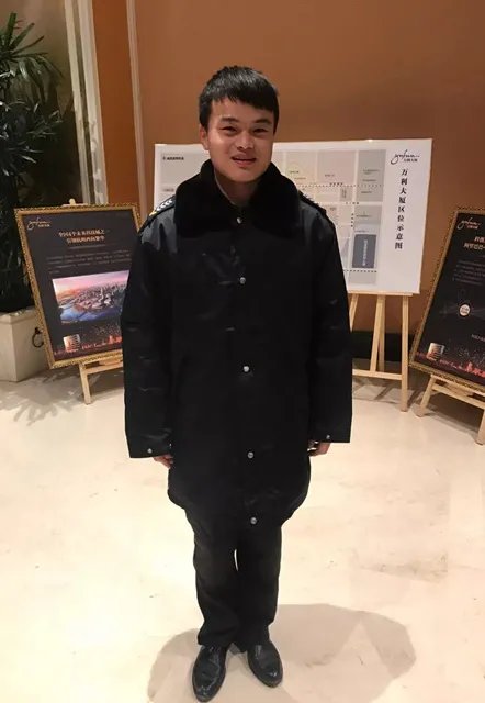 小伙和老婆打雪仗把婚戒甩丢 雪地里翻一夜没找到