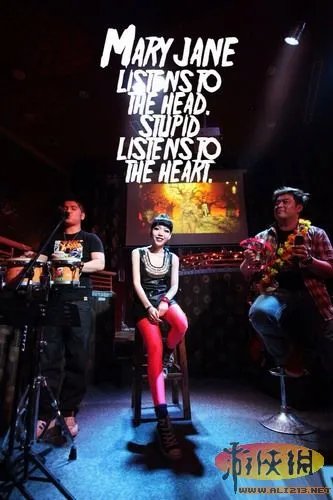 32郎激吻丁少华 《中国好声音》幕后照亲如家人