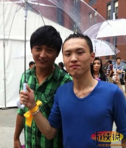 32郎激吻丁少华 《中国好声音》幕后照亲如家人