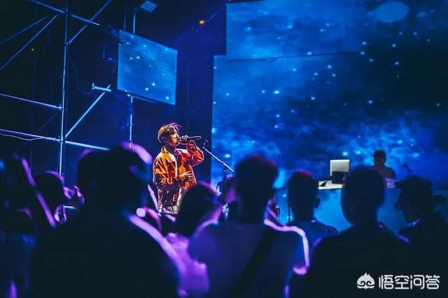 《明日之子》现场观众失控,旁若无人地上台强吻李宇春,对待此事你怎么看?