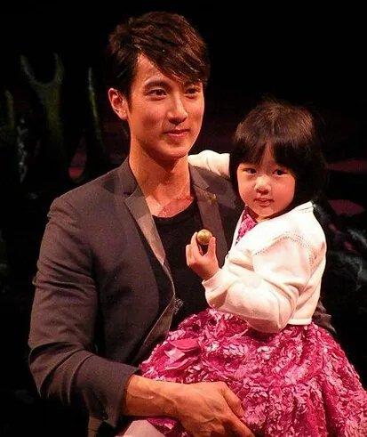 吴尊女儿洗澡被拍引争议 网友:居然露点了