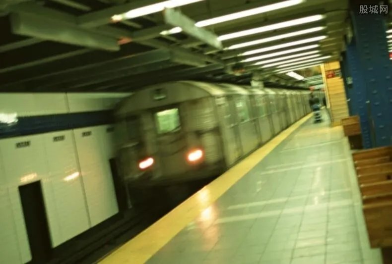 地铁面姐引热议 网友：为何人人不能文明点？