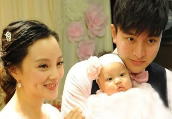 贾乃亮李小璐女儿照片大合集 国民闺女萌翻天!