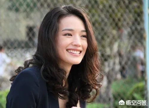 舒淇发文怒斥乘机旅客碰撞电视损坏公物，乘客应该为其不文明行为负责么？