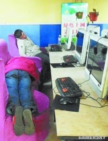 小心猝死！网吧比宾馆便宜导致“夜宿族”产生