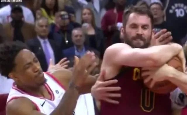 第二轮G1，骑士乐福因肘击德罗赞被追加一级恶意犯规，你怎么看待？