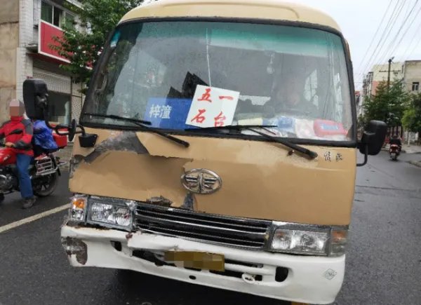 斯柯达速派遭小客车追尾,结果是怎样的?