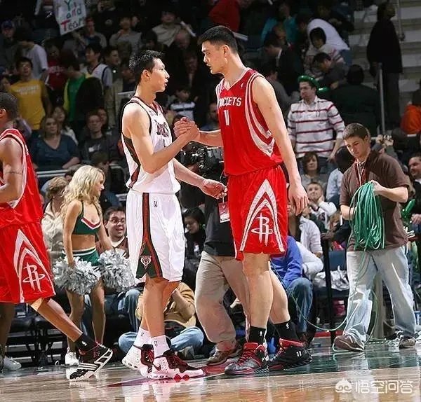 当年易建联在NBA新秀赛季,一拳将挑衅的加内特击倒在地是怎么回事?当时发生了什么?