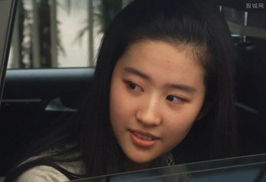 刘亦菲素颜画画 真相揭秘刘亦菲堕胎事件是真是假