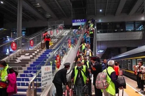 西安至敦煌乌鲁木齐什么时候首开动车的？