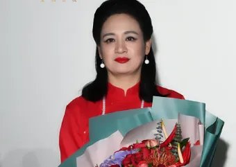 和周迅共同爱上贾宏声的伍宇娟，事业巅峰欠下巨债，如今咋样了？