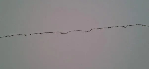 墙皮开裂翘起怎么自己修补