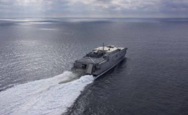 小伙是怎样斥责军舰旁穿和服拍照女子的？