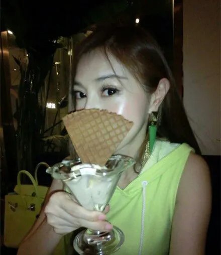 41岁台湾辣妈网络走红 童颜巨乳常被人认为是90后