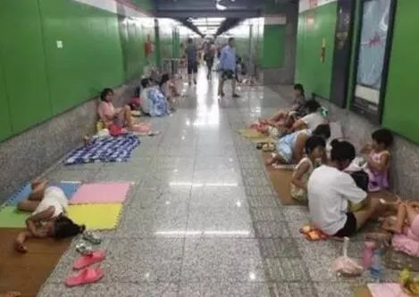 你如何看待「地铁站避暑」?