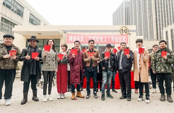 《艾特所有人》剧情主要讲了什么？是悬疑题材的电影吗