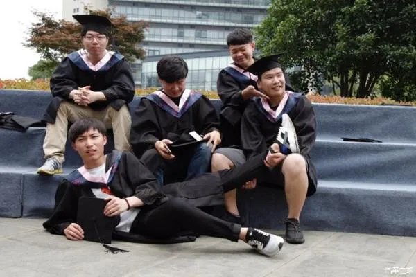 作为刚毕业的一名大学生，第十代索纳塔怎么样