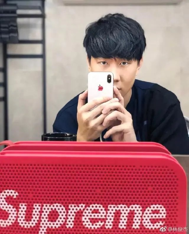 林俊杰新歌《黑夜问白天》的歌词是什么意思?