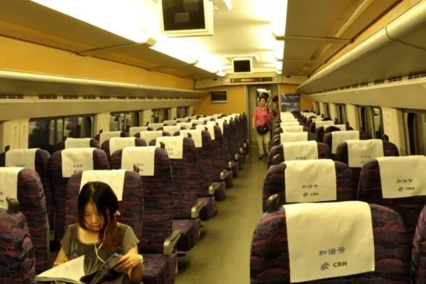 苏州女孩坐高铁来沪上班引热议,你能接受这样的通勤时间吗?