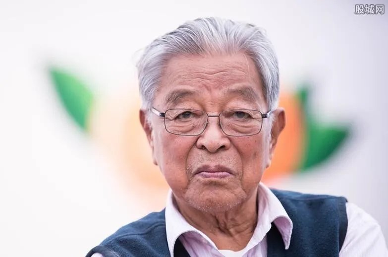 褚时健遗体告别仪式 追悼会现场直击众人送烟草大王