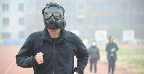 郑州一高校学生称雾霾天还要晨跑,校方：没强制,可周末补跑,对于大学里的晨跑有必要吗？