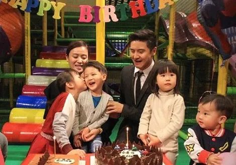 田亮叶一茜儿子照片曝光  森碟弟弟浓眉大眼超帅气