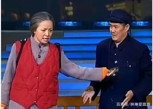 赵本山久违登台表演被狂热女粉丝强抱,假发都拽下来了。后来如何?