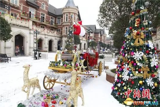 四川一高校人工降雪过圣诞节 男生雪地向女友表白