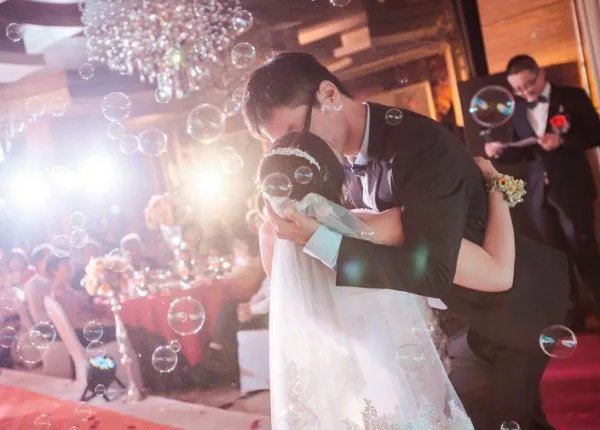 婚礼和葬礼一起举行叫什么？