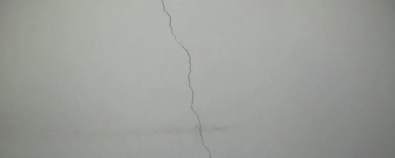 墙皮开裂翘起怎么自己修补