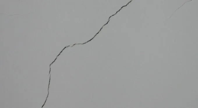 墙皮开裂翘起怎么自己修补