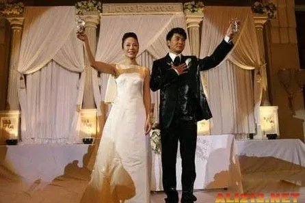 大男子成小跟班 盘点娱乐圈里的“母老虎”