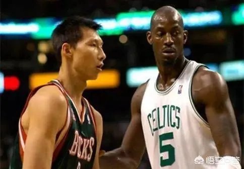 当年易建联在NBA新秀赛季,一拳将挑衅的加内特击倒在地是怎么回事?当时发生了什么?