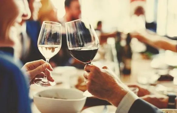 新员工不喝领导敬酒被打耳光 银行回应：处罚责任人