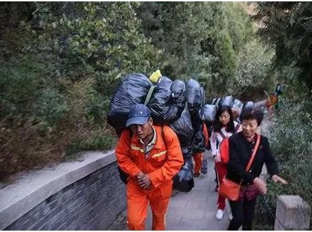 八达岭清洁工一天背多少吨垃圾下山？