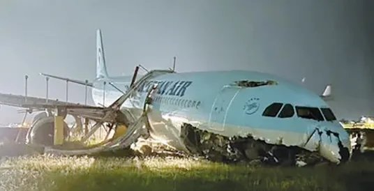 一架韩国客机在菲律宾机场失控后发生事故,机体受损严重,目前情况如何?