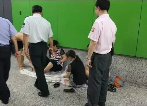 你如何看待「地铁站避暑」?