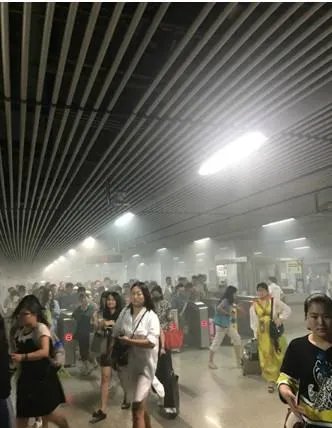 上海地铁冒出浓烟爆炸没？
