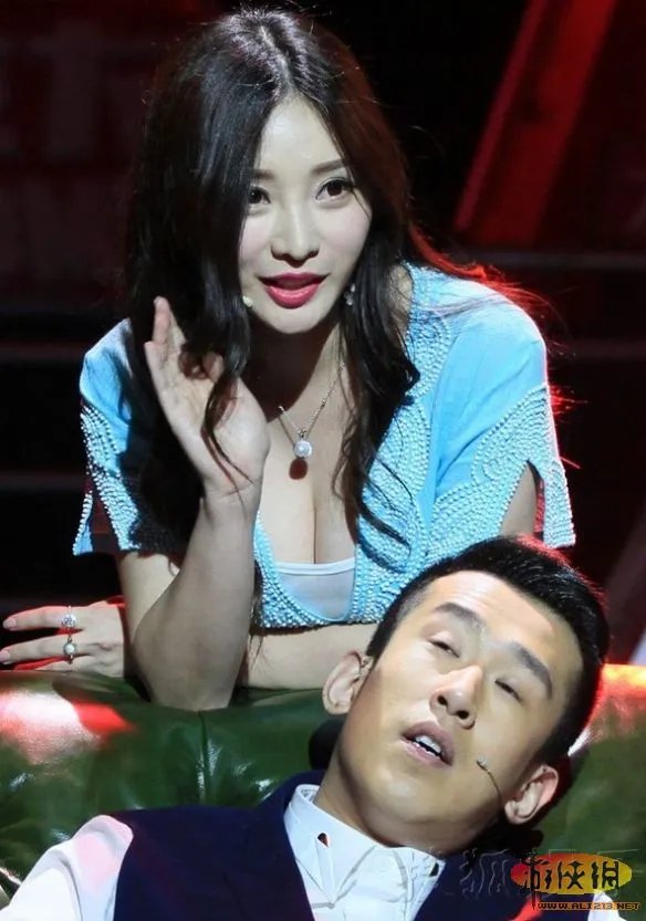 柳岩穿低胸装大秀身材 俯身露沟尽显极致诱惑