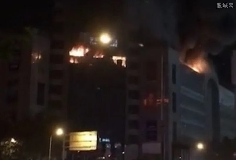 涓婃捣娴︿笢涓€鍟嗗姟妤兼繁澶滆捣鐏� 鐜板満鐏厜鍐插ぉ鎹熷け鎯ㄩ噸