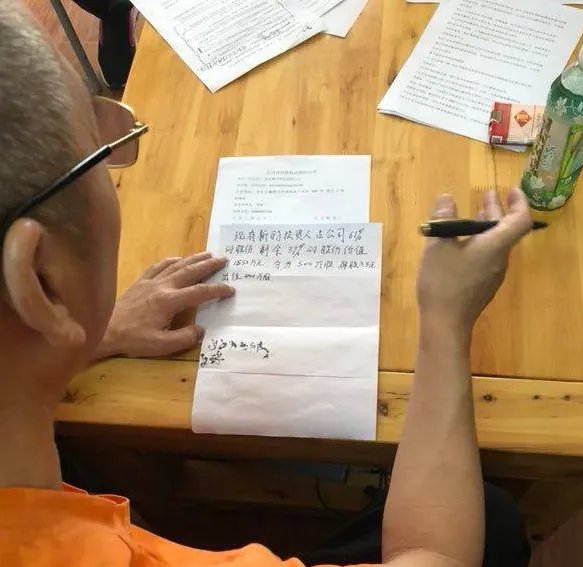 商户下跪讨要贷款是哪家公司？