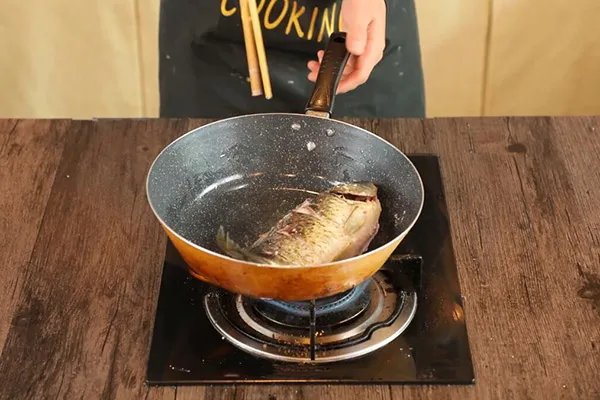 红烧鲤鱼的家常做法 怎么做红烧鲤鱼