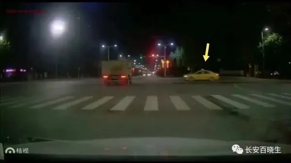 “伤情严重，乘客真倒霉！”西安一渣土车侧翻压扁出租车，这到底怎么回事？