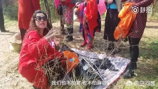 阿姨们照相带7条丝巾挪10次地方，丝巾墨镜成妈妈拍照必备，你的妈妈爱拍丝巾照吗？