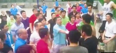 老人殴打少年是怎么回事?