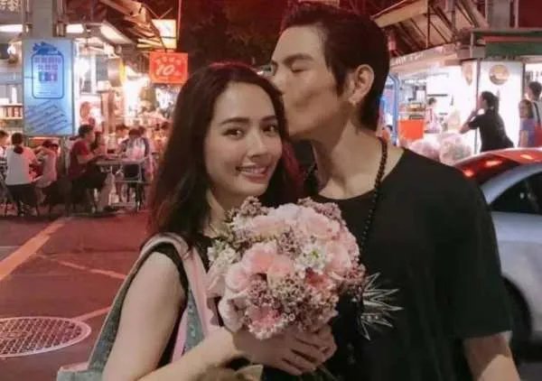 向佐晒与郭碧婷合影并高调表白，他们夫妻有哪些相处之道？